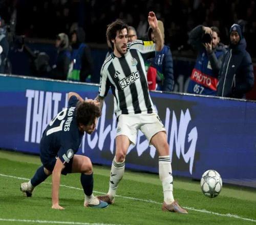 塔伦巴林高,尔夫锦标赛,次轮领跑,米博体育平台,米博体育官方网站,米博体育登录入口,米博体育app下载